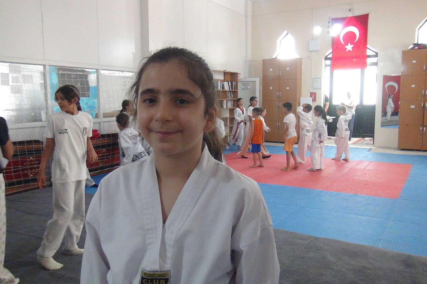 Kur'an kursu öğrencileri camide tekvando heyecanı yaşıyor