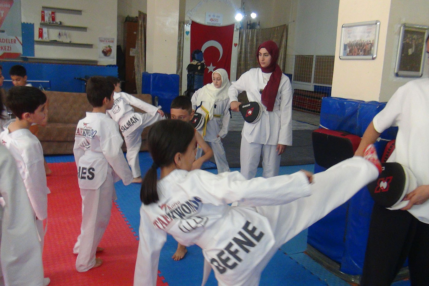 Kur'an kursu öğrencileri camide tekvando heyecanı yaşıyor