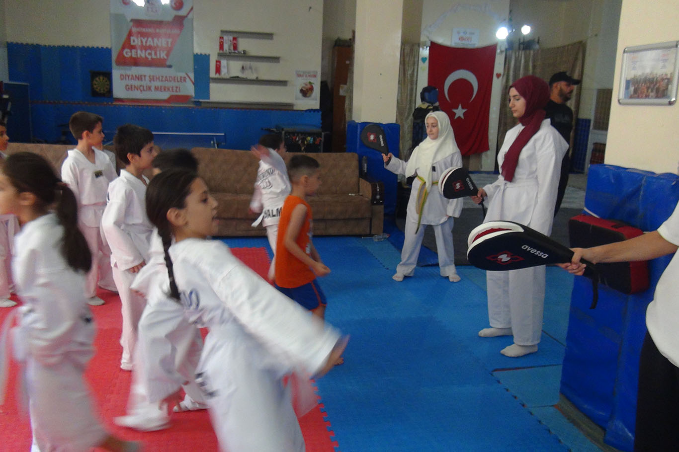 Kur'an kursu öğrencileri camide tekvando heyecanı yaşıyor