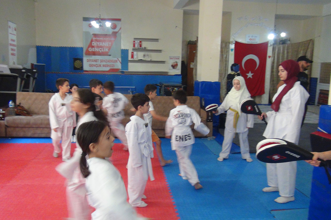 Kur'an kursu öğrencileri camide tekvando heyecanı yaşıyor