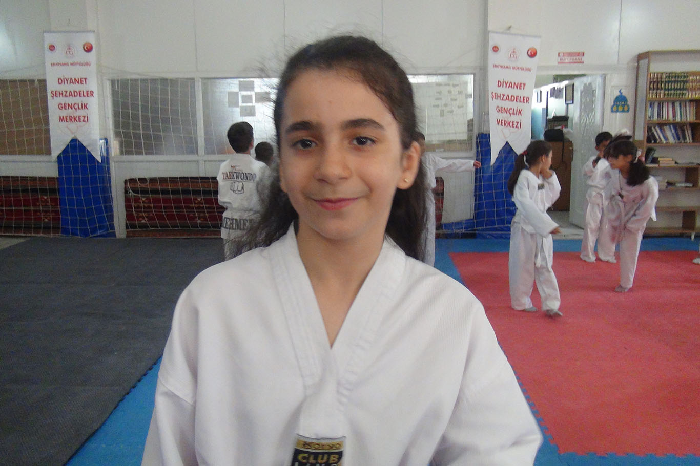 Kur'an kursu öğrencileri camide tekvando heyecanı yaşıyor