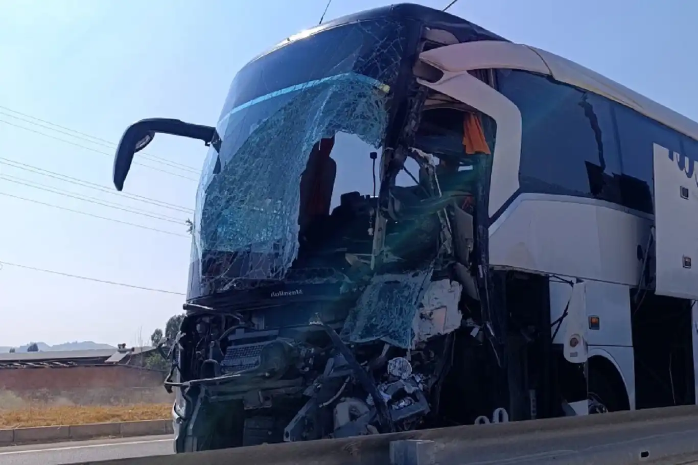 Afyonkarahisar'da otobüs ile kamyonet çarpıştı: Bir ölü, 15 yaralı