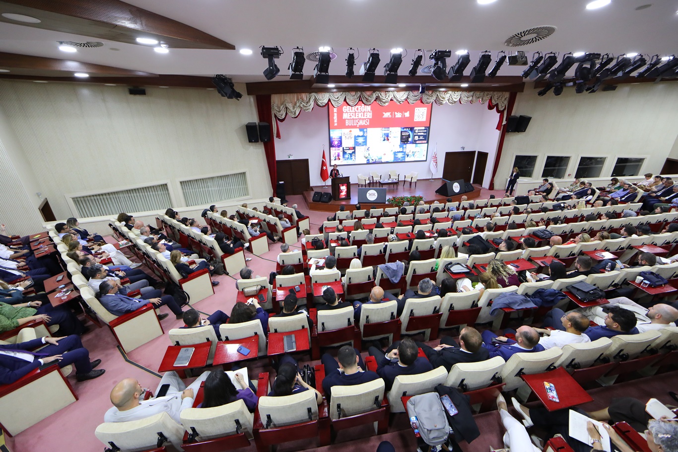 Üniversiteler “geleceğin mesleklerini” Bilim Kafelerde anlatıyor
