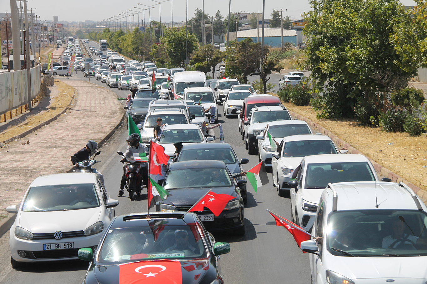 Bosna Hersek'ten yola çıkan Filistin Konvoyu Diyarbakır'da coşkuyla karşılandı