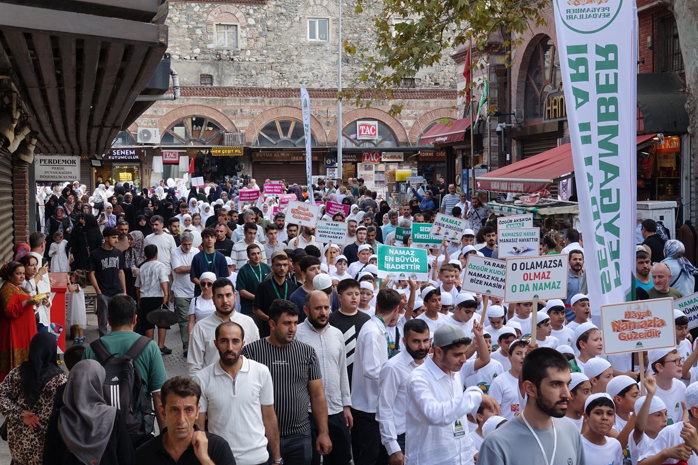 Bursa’da yüzlerce çocuk “Hayat Namazla Güzeldir” programında bir araya gelerek kitlesel yürüyüş gerçekleştirdi
