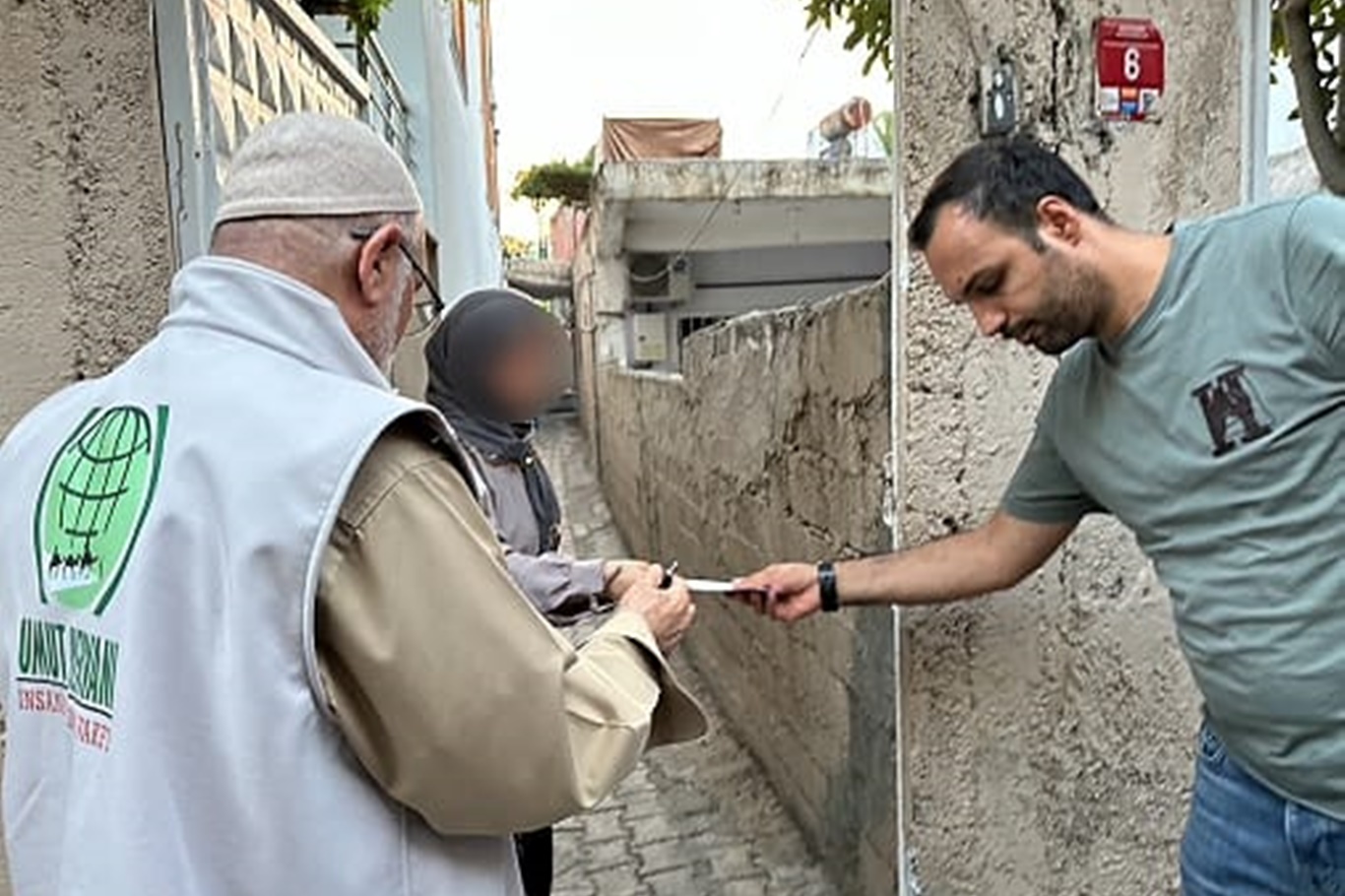 Umut Kervanı Batman'da mağdur ailelere nakdi yardım ulaştırıldı