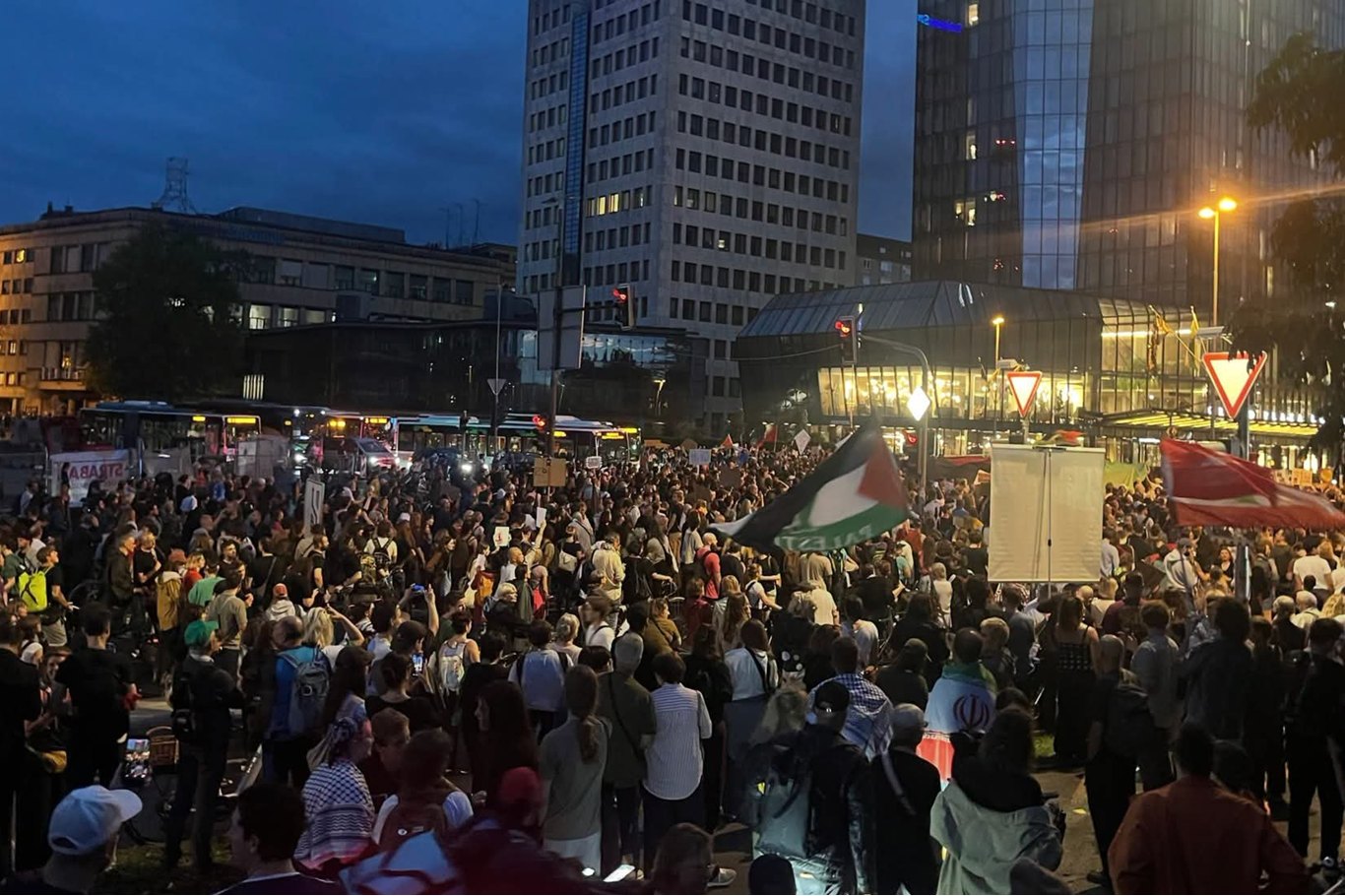 اسلوونیایی‌ها در اعتراض به افتتاح سفارت رژیم اشغالگر در کشورشان تظاهرات کردند