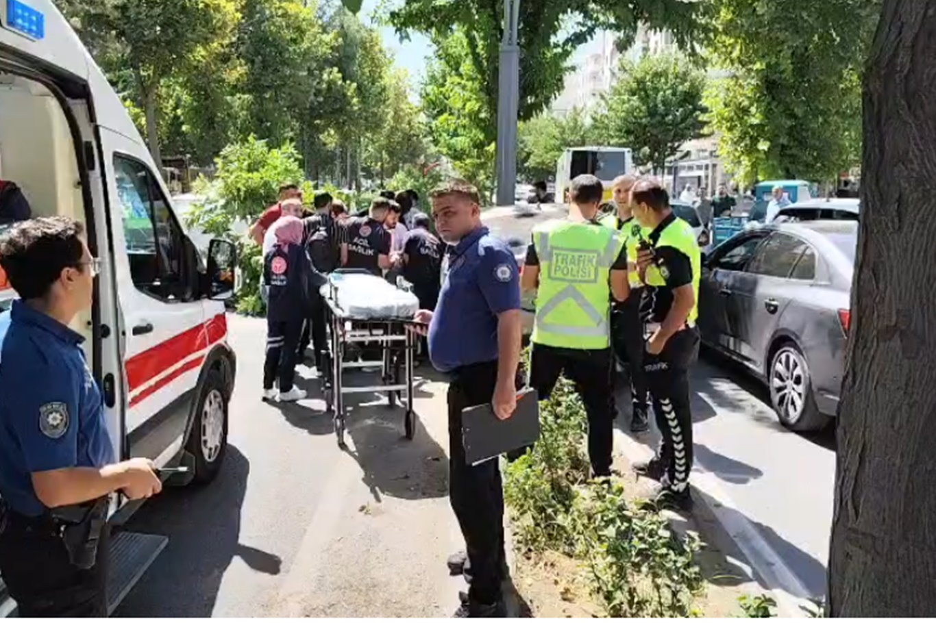 Batman'da otomobil aydınlatma direğine çarptı