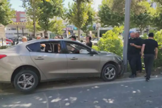Batman'da otomobil aydınlatma direğine çarptı