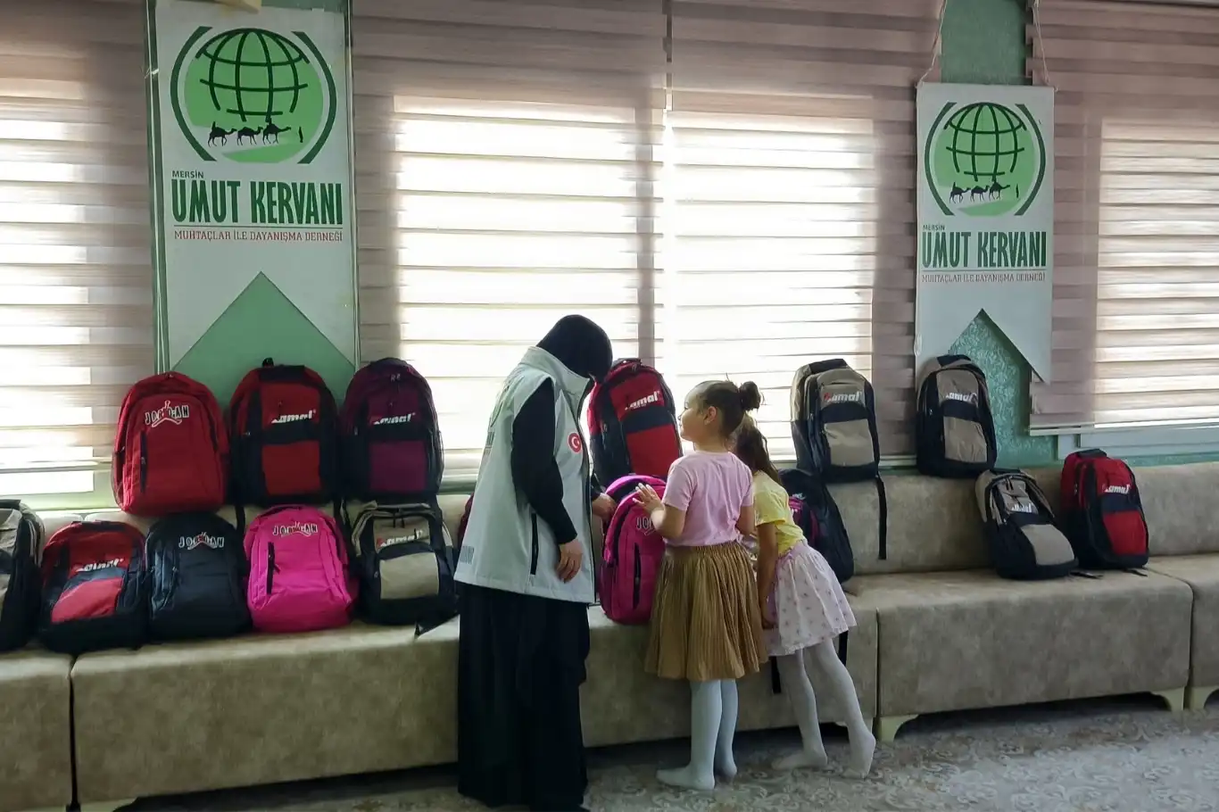 Mersin Umut Kervanı'ndan öğrencilere kırtasiye desteği