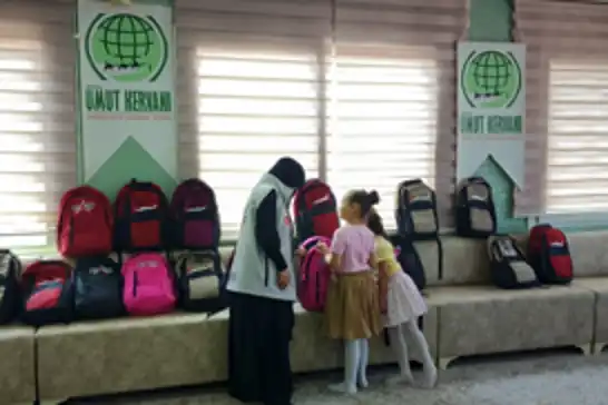 Mersin Umut Kervanı'ndan öğrencilere kırtasiye desteği