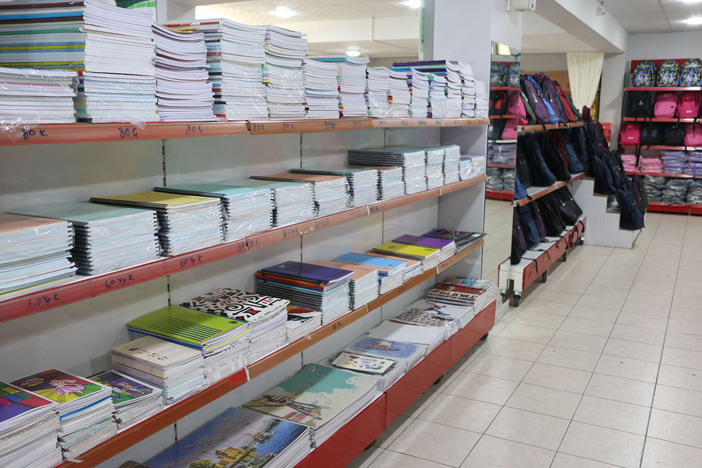 Şanlıurfa'da Umut Kervanı'ndan öğrencilere kırtasiye desteği