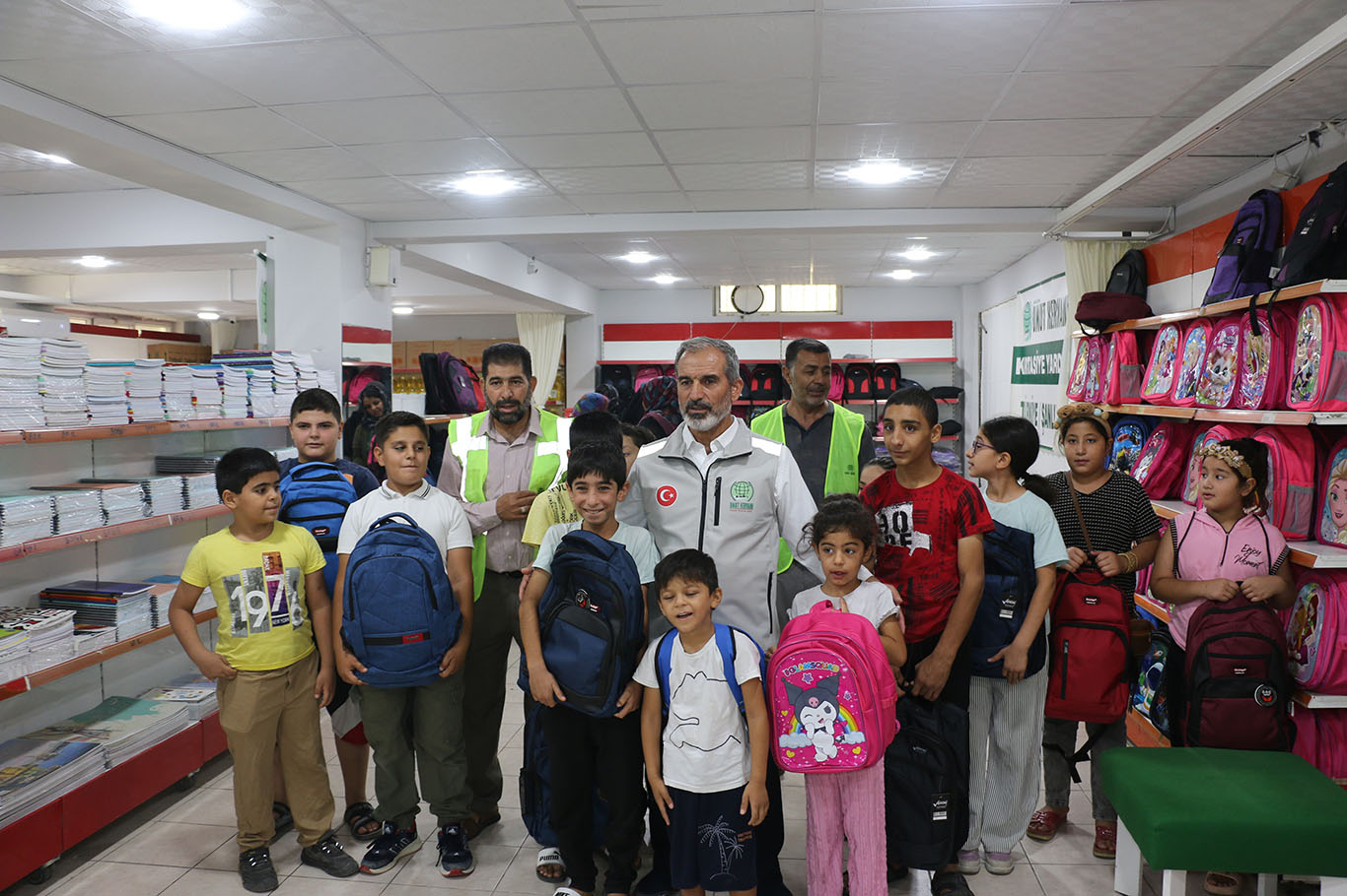 Şanlıurfa'da Umut Kervanı'ndan öğrencilere kırtasiye desteği