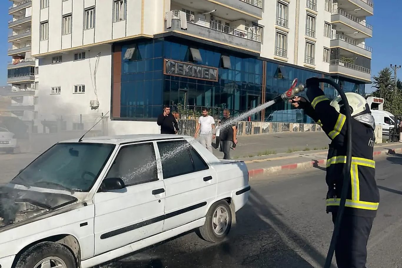 Siirt-Kurtalan yolunda seyir halindeki otomobil alev aldı