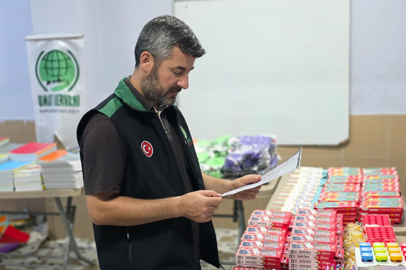  Antalya Umut Kervanı’ndan 100 çocuğa kırtasiye desteği