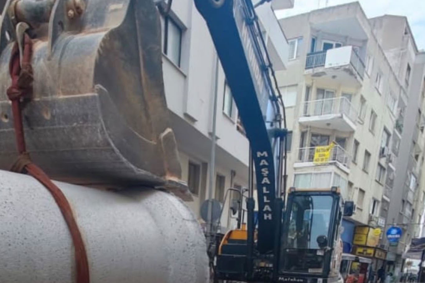 Alsancak’ta kazı çalışmaları esnafı isyan ettirdi