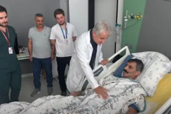 İzmir’de 57 yaşındaki hastanın böbreğinden 2,5 kiloluk kitle çıkarıldı