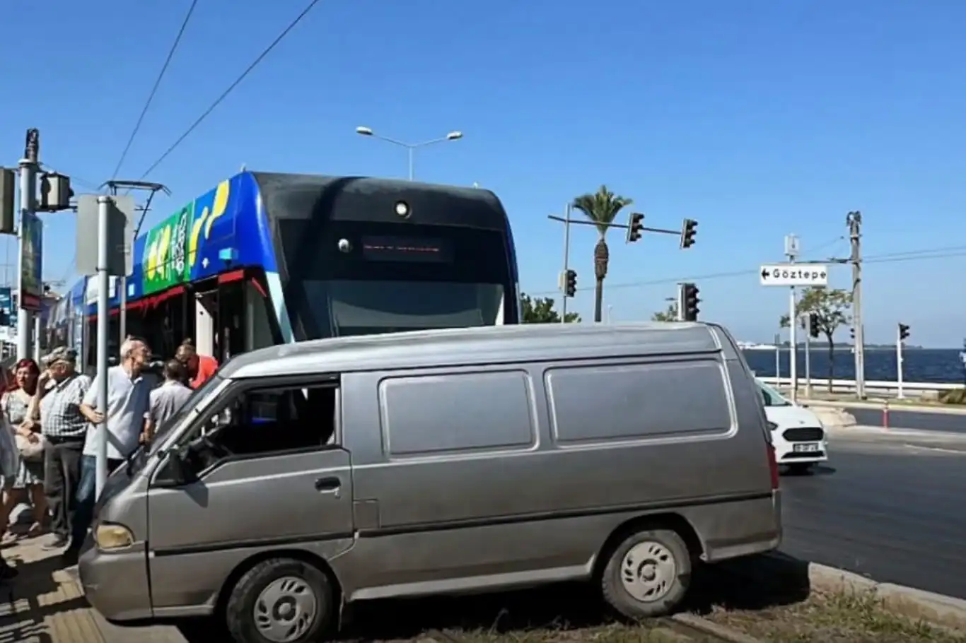 İzmir'de kırmızı ışık ihlali  kazaya yol açtı