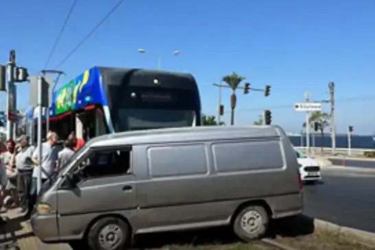 İzmir'de kırmızı ışık ihlali  kazaya yol açtı