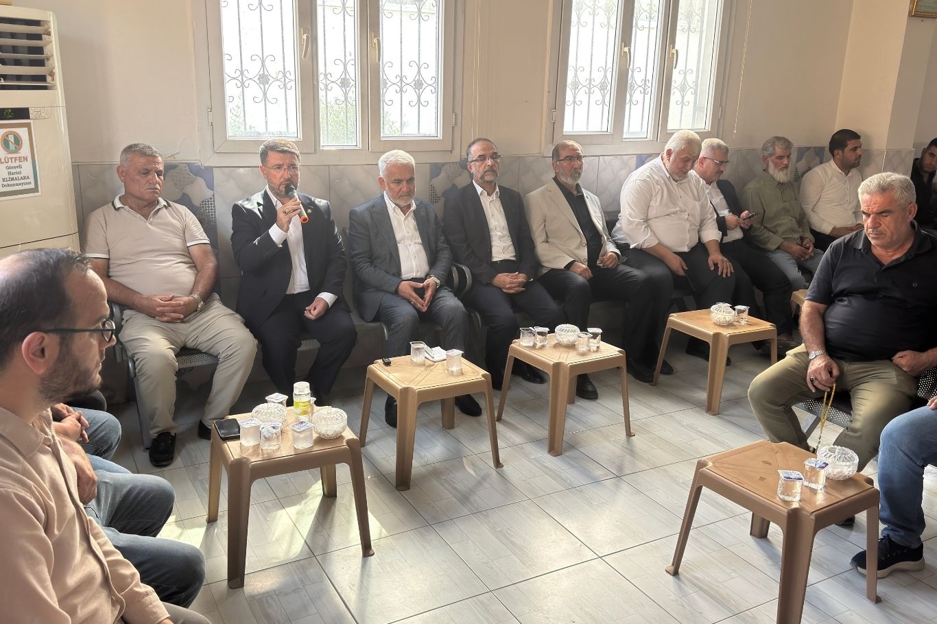 HÜDA PAR Genel Başkanı Zekeriya Yapıcıoğlu, partisinin Trabzon İl Başkanı Hakan Özbay ile Adana Seyhan İlçe Başkanı Yusuf Özbay’ın vefat eden babası için Ceyhan ilçesinde kurulan taziye evini ziyaret ederek aileye başsağlığı dileğinde bulundu.