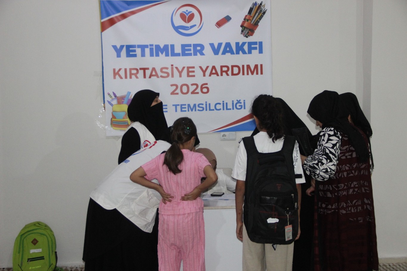 Yetimler Vakfı Cizre’de ihtiyaç sahibi öğrencilere kırtasiye yardımında bulundu