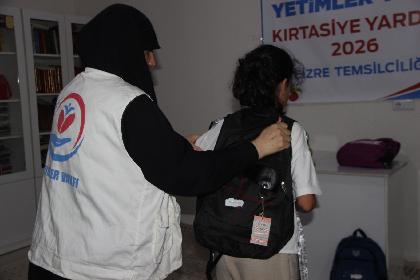 Yetimler Vakfı Cizre’de ihtiyaç sahibi öğrencilere kırtasiye yardımında bulundu