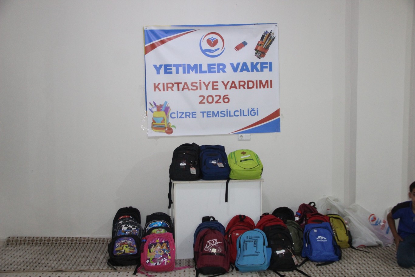 Yetimler Vakfı Cizre’de ihtiyaç sahibi öğrencilere kırtasiye yardımında bulundu