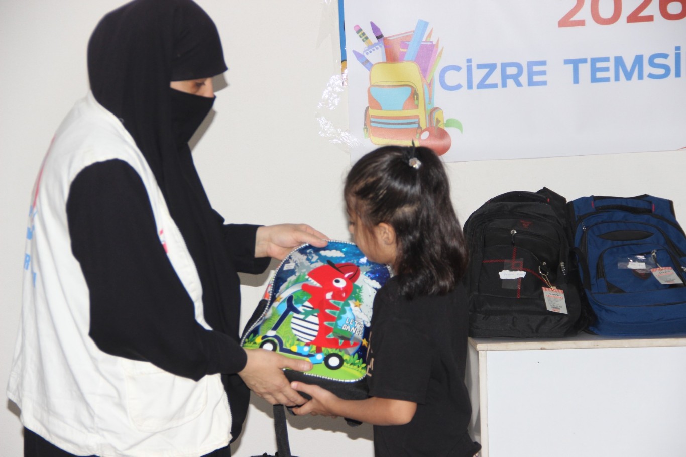 Yetimler Vakfı Cizre’de ihtiyaç sahibi öğrencilere kırtasiye yardımında bulundu