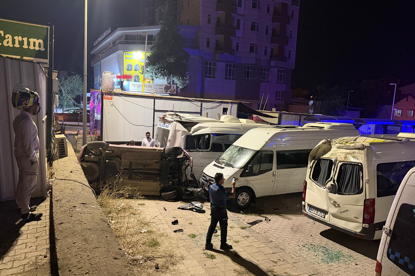 Malatya'da kontrolden çıkan otomobil otoparka uçtu: 1 yaralı