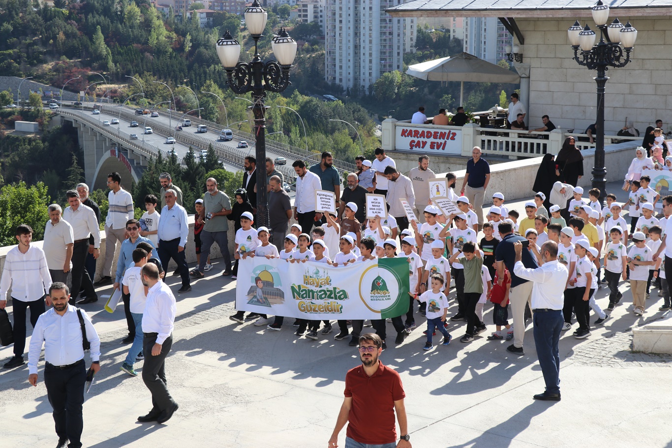 Ankara'da minikler "Hayat Namazla Güzeldir" dedi