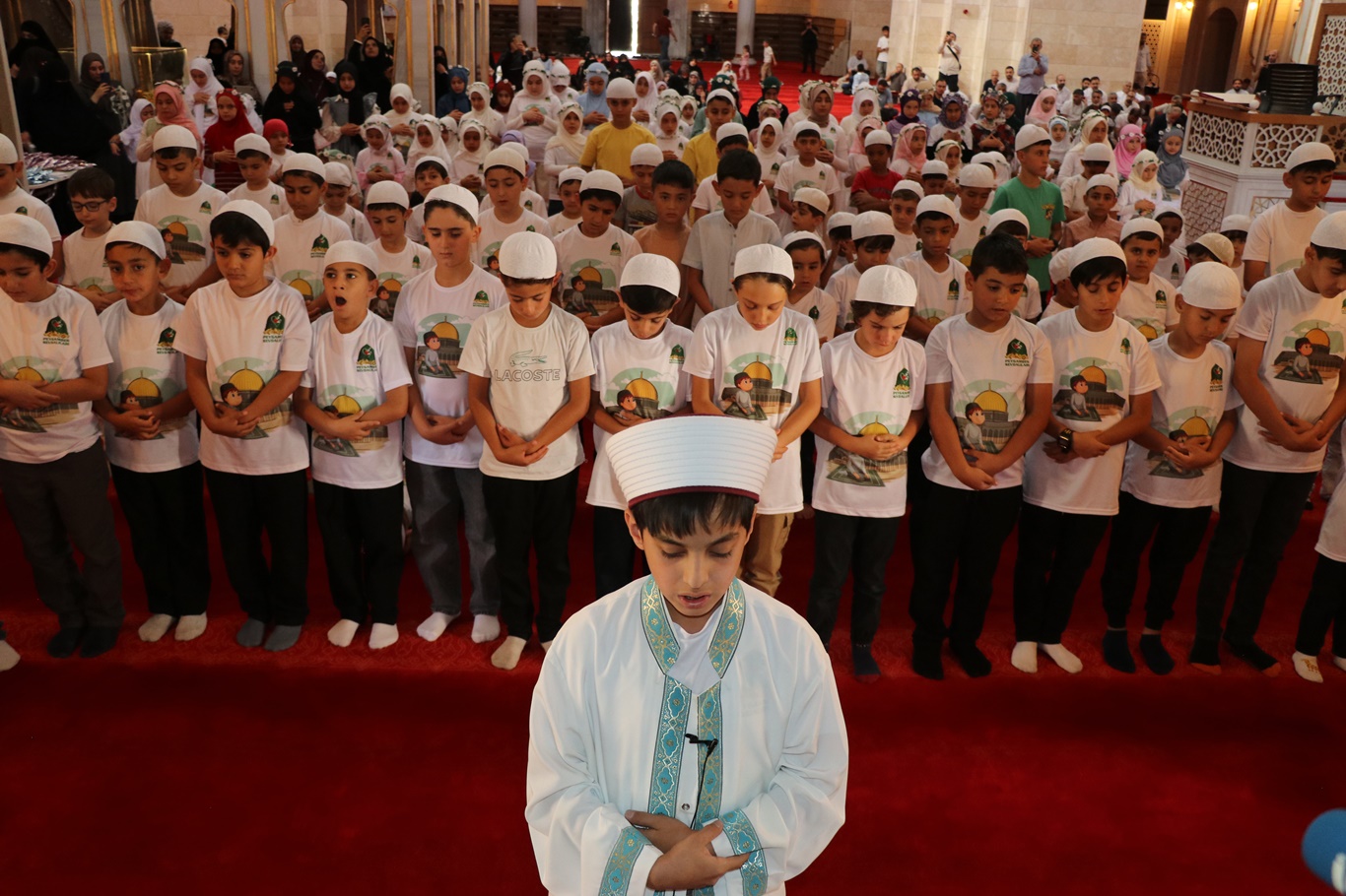 Ankara'da minikler "Hayat Namazla Güzeldir" dedi