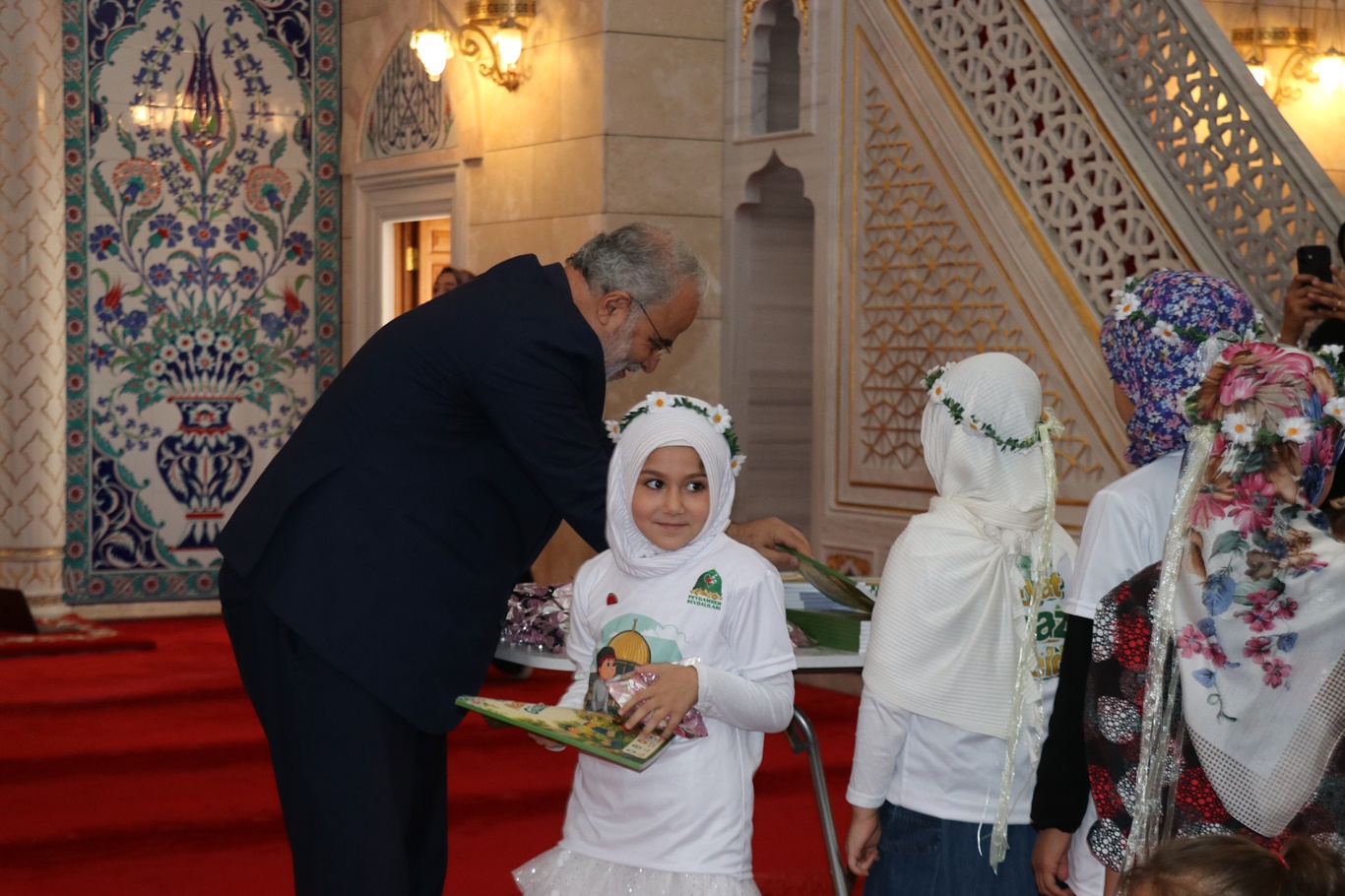 Ankara'da minikler "Hayat Namazla Güzeldir" dedi