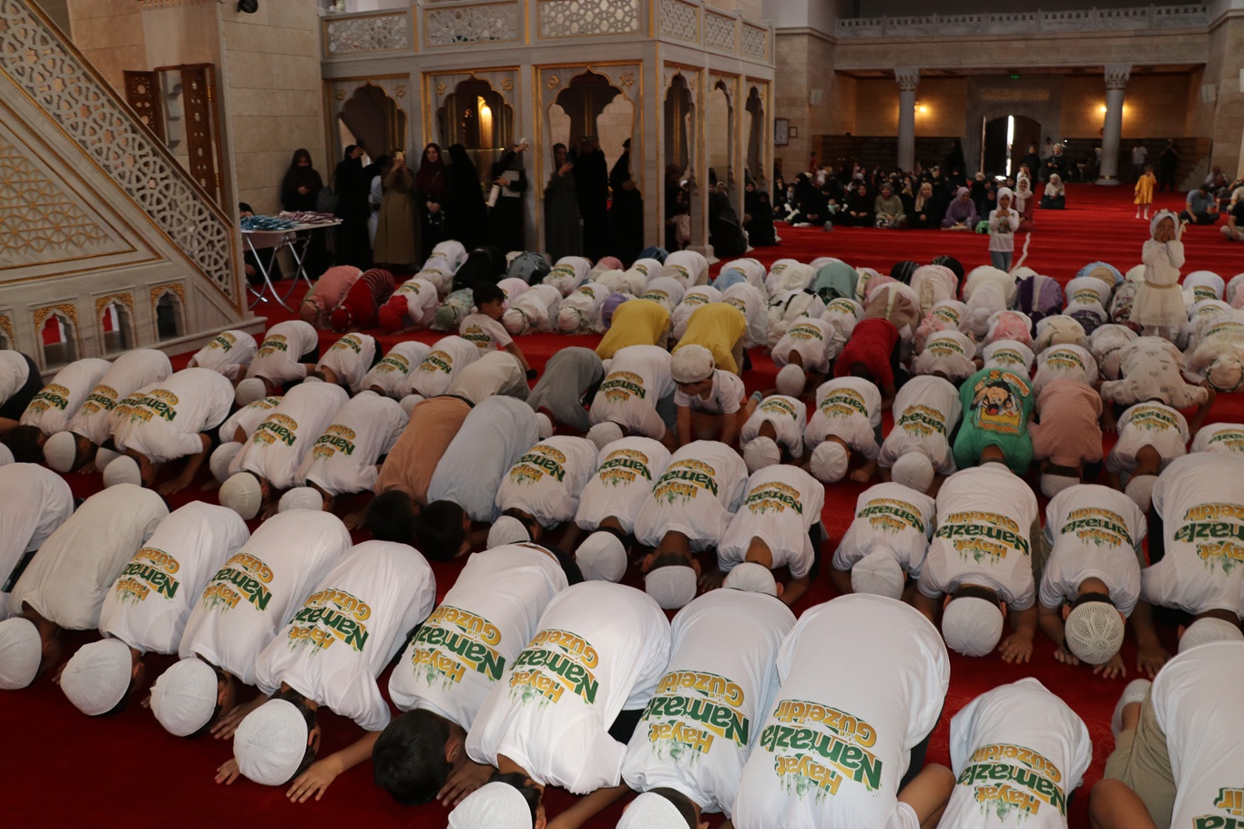 Ankara'da minikler "Hayat Namazla Güzeldir" dedi