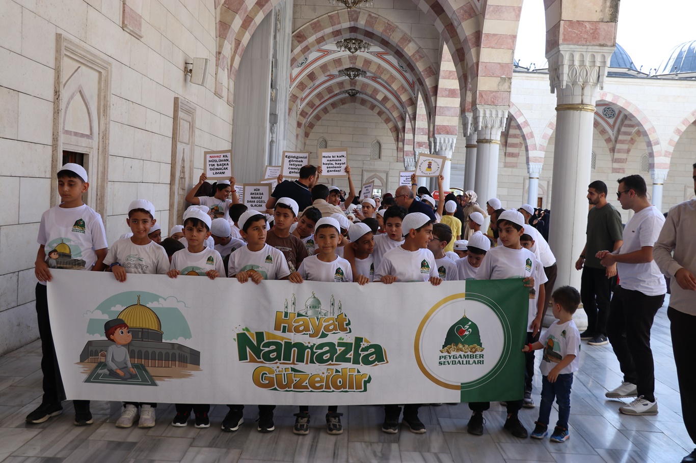Ankara'da minikler "Hayat Namazla Güzeldir" dedi