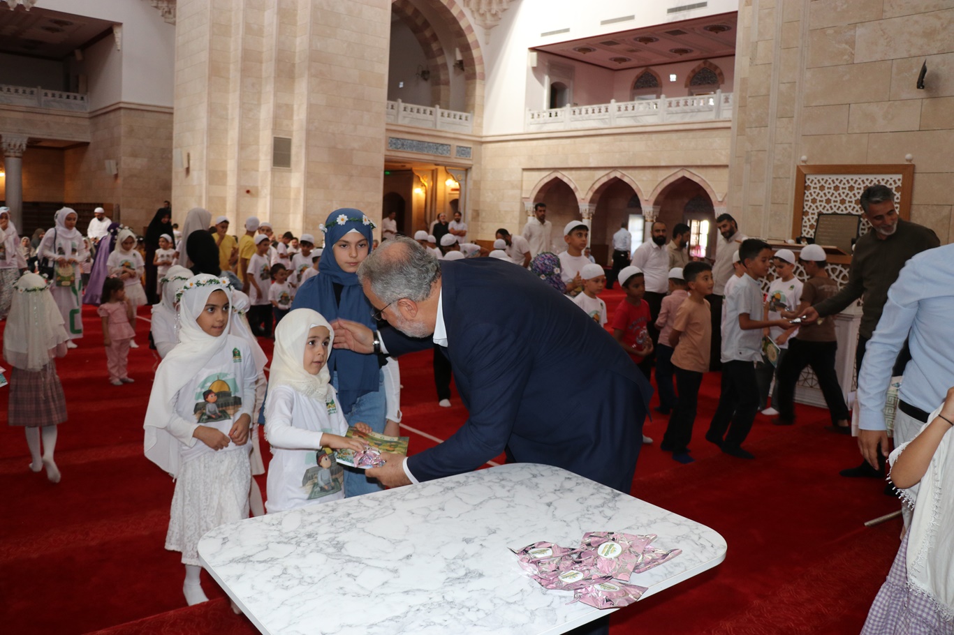 Ankara'da minikler "Hayat Namazla Güzeldir" dedi