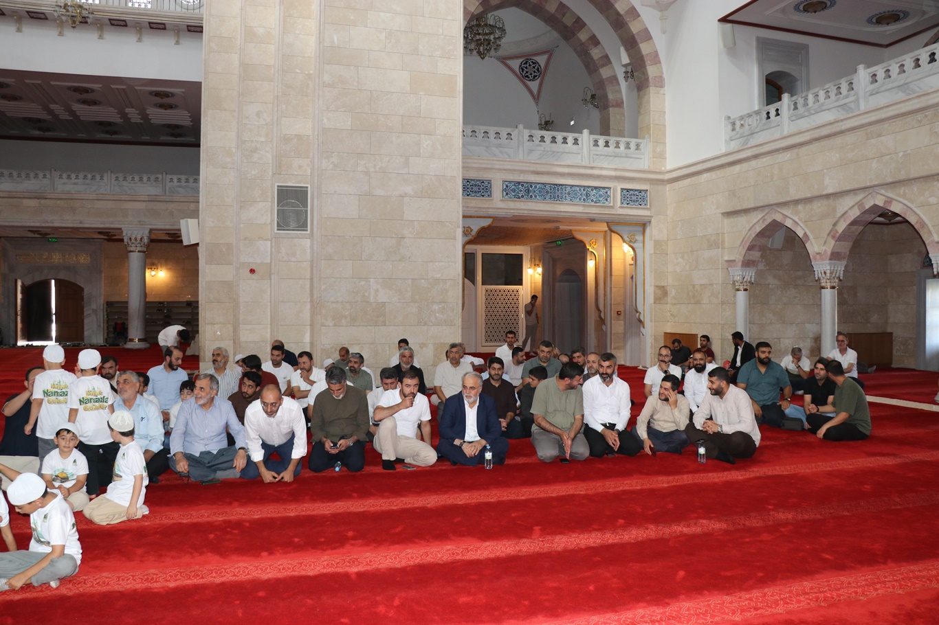 Ankara'da minikler "Hayat Namazla Güzeldir" dedi