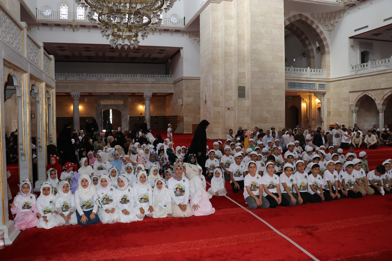 Ankara'da minikler "Hayat Namazla Güzeldir" dedi