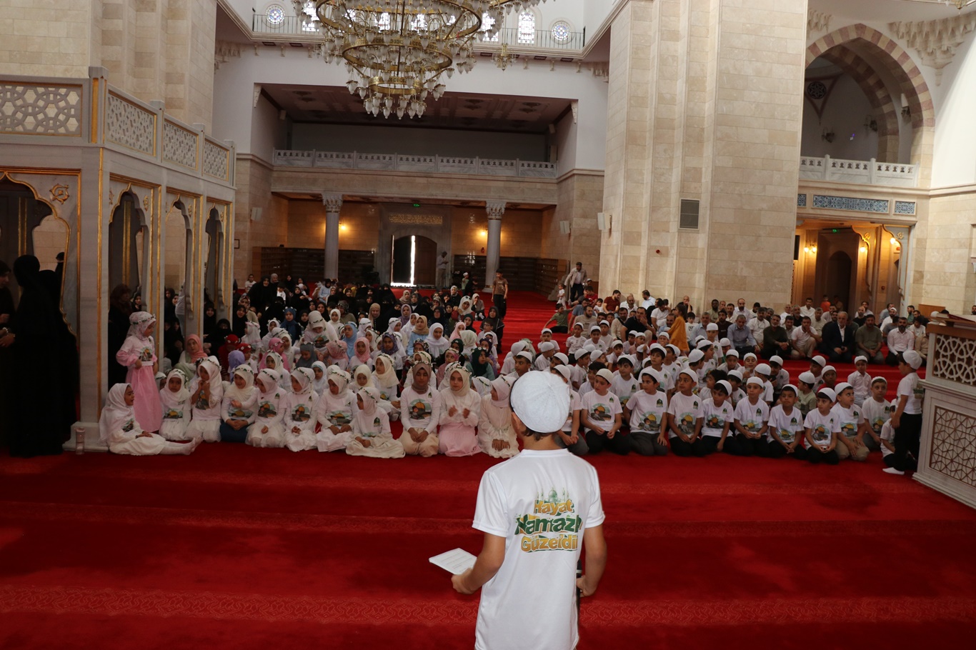 Ankara'da minikler "Hayat Namazla Güzeldir" dedi
