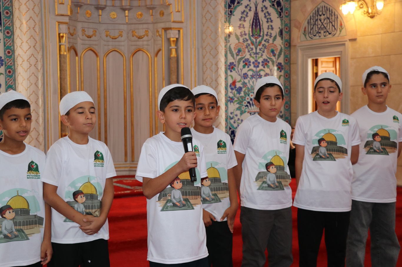 Ankara'da minikler "Hayat Namazla Güzeldir" dedi