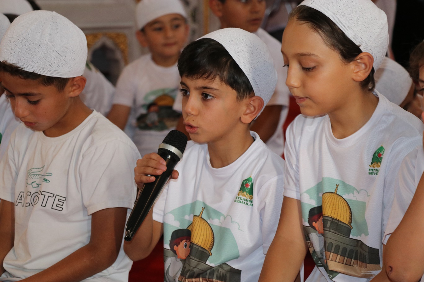 Ankara'da minikler "Hayat Namazla Güzeldir" dedi