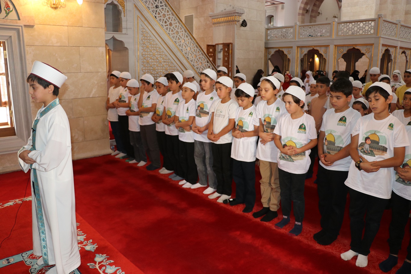 Ankara'da minikler "Hayat Namazla Güzeldir" dedi
