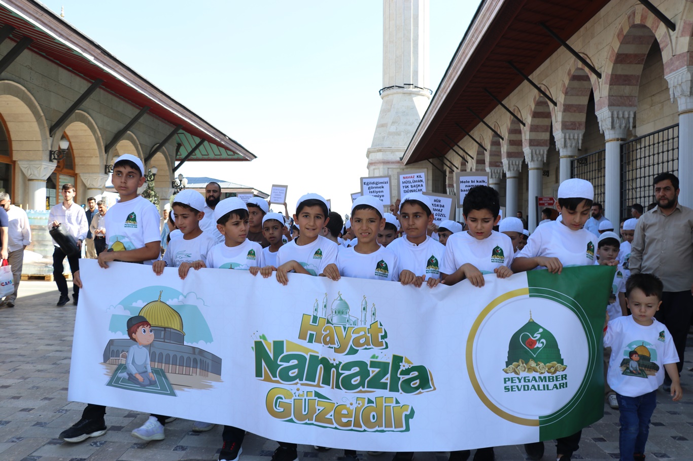 Ankara'da minikler "Hayat Namazla Güzeldir" dedi