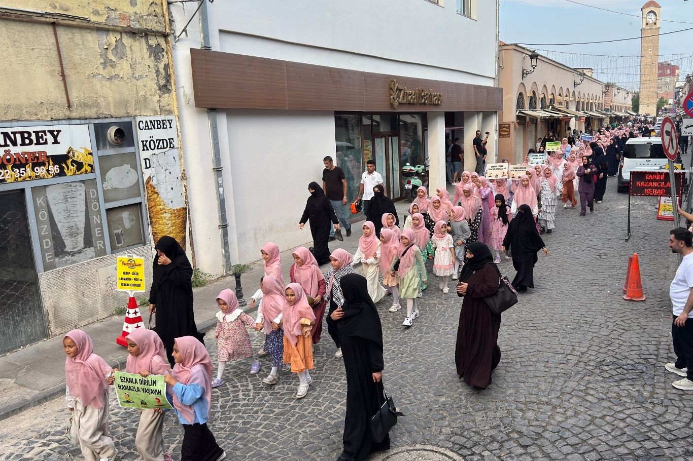 Adana'da 15 gün boyunca namaz, abdest ve ibadet bilinci eğitimi alan yüzlerce çocuk, "Hayat Namazla Güzeldir" programının finalinde Taş Köprü'den Yağ Cami'ye yürüyerek ezan okuyup namaz kıldı.