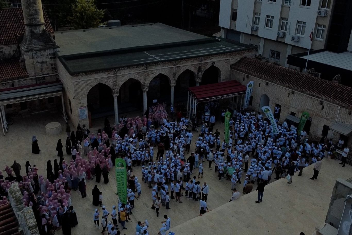 Adana'da 15 gün boyunca namaz, abdest ve ibadet bilinci eğitimi alan yüzlerce çocuk, "Hayat Namazla Güzeldir" programının finalinde Taş Köprü'den Yağ Cami'ye yürüyerek ezan okuyup namaz kıldı.