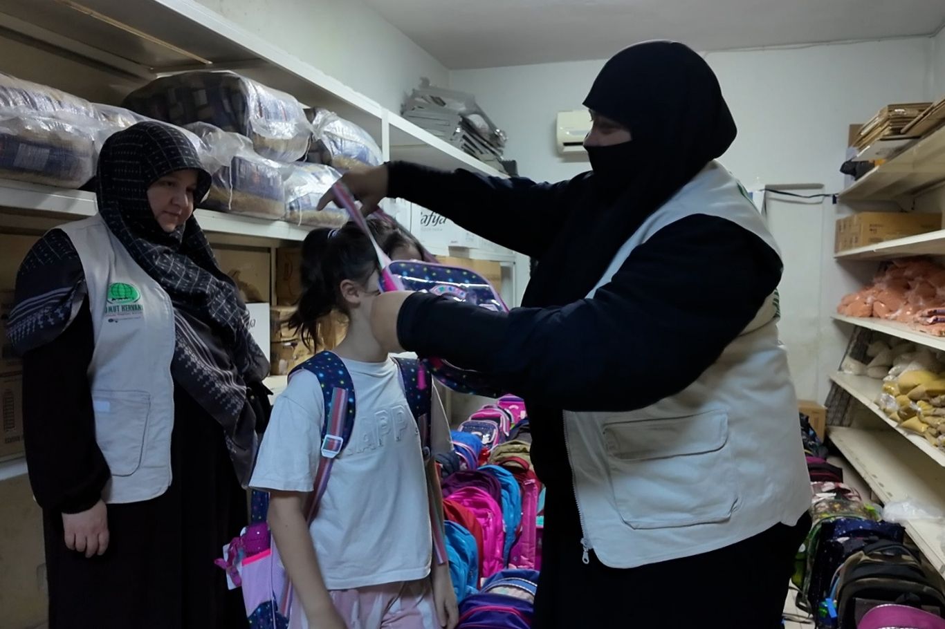 Umut Kervanı Adana Derneğince, hayırseverlerin desteğiyle yetim ve ihtiyaç sahibi öğrenciler için kırtasiye yardımı yapıldı.