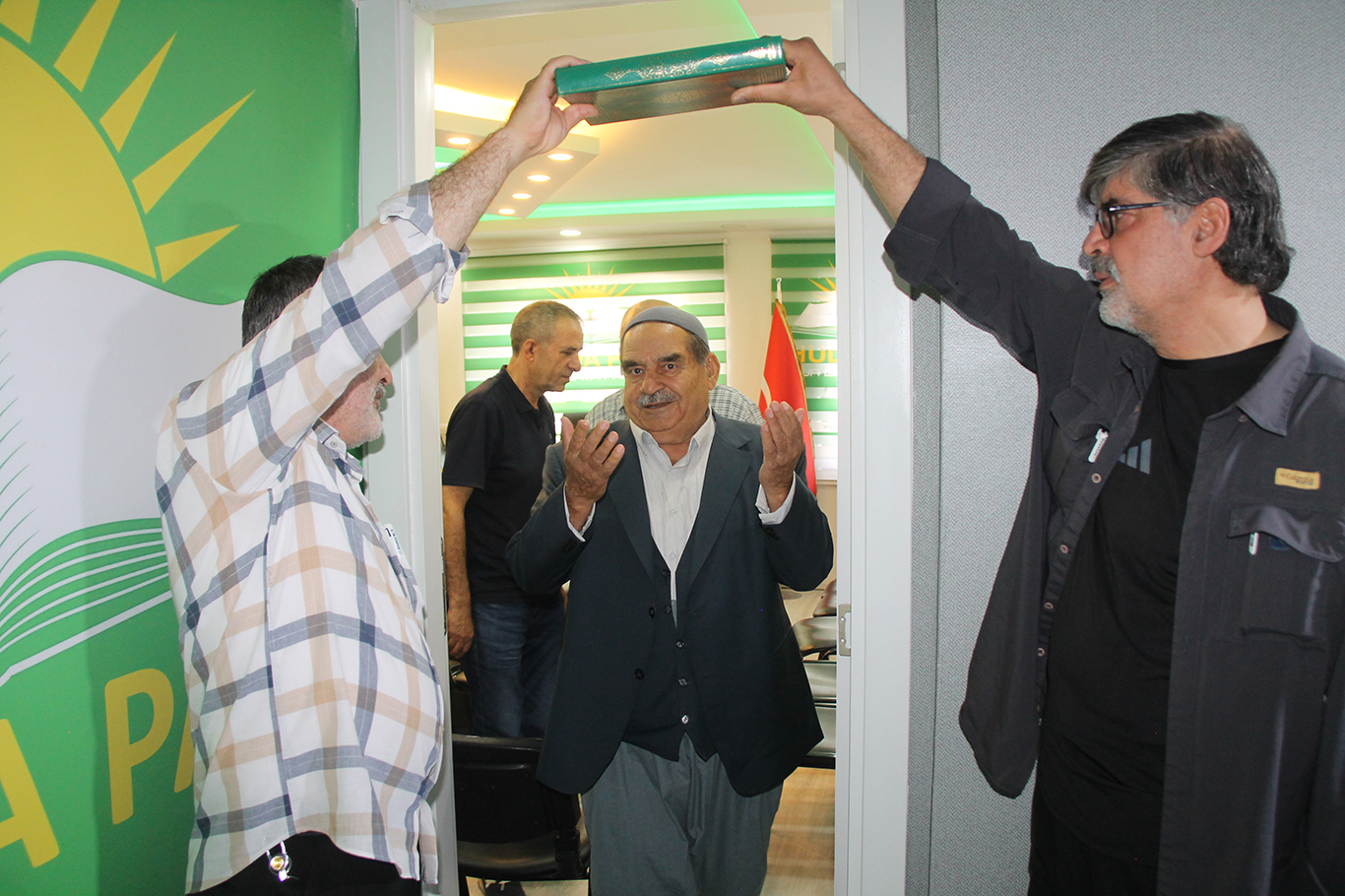 ئەو کەسانەی لە بازاڕی ئاژەڵانی دیاربەکر شەڕیان کردبوو بە ناوبژوانی هودا پار ئاشتیان کرد