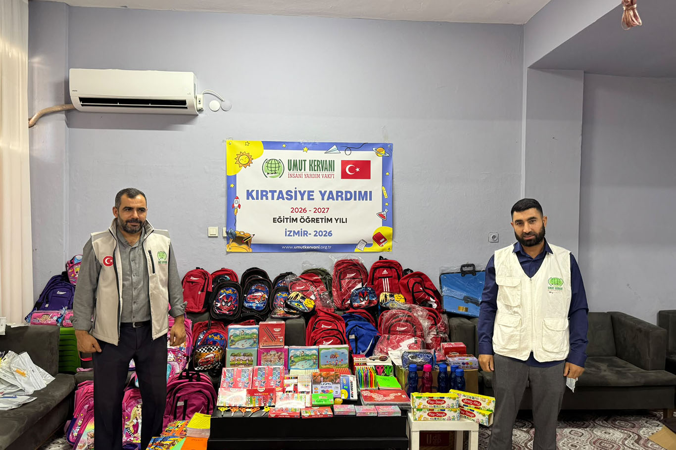 İzmir Umut Kervanı’ndan ihtiyaç sahibi öğrencilere kırtasiye desteği