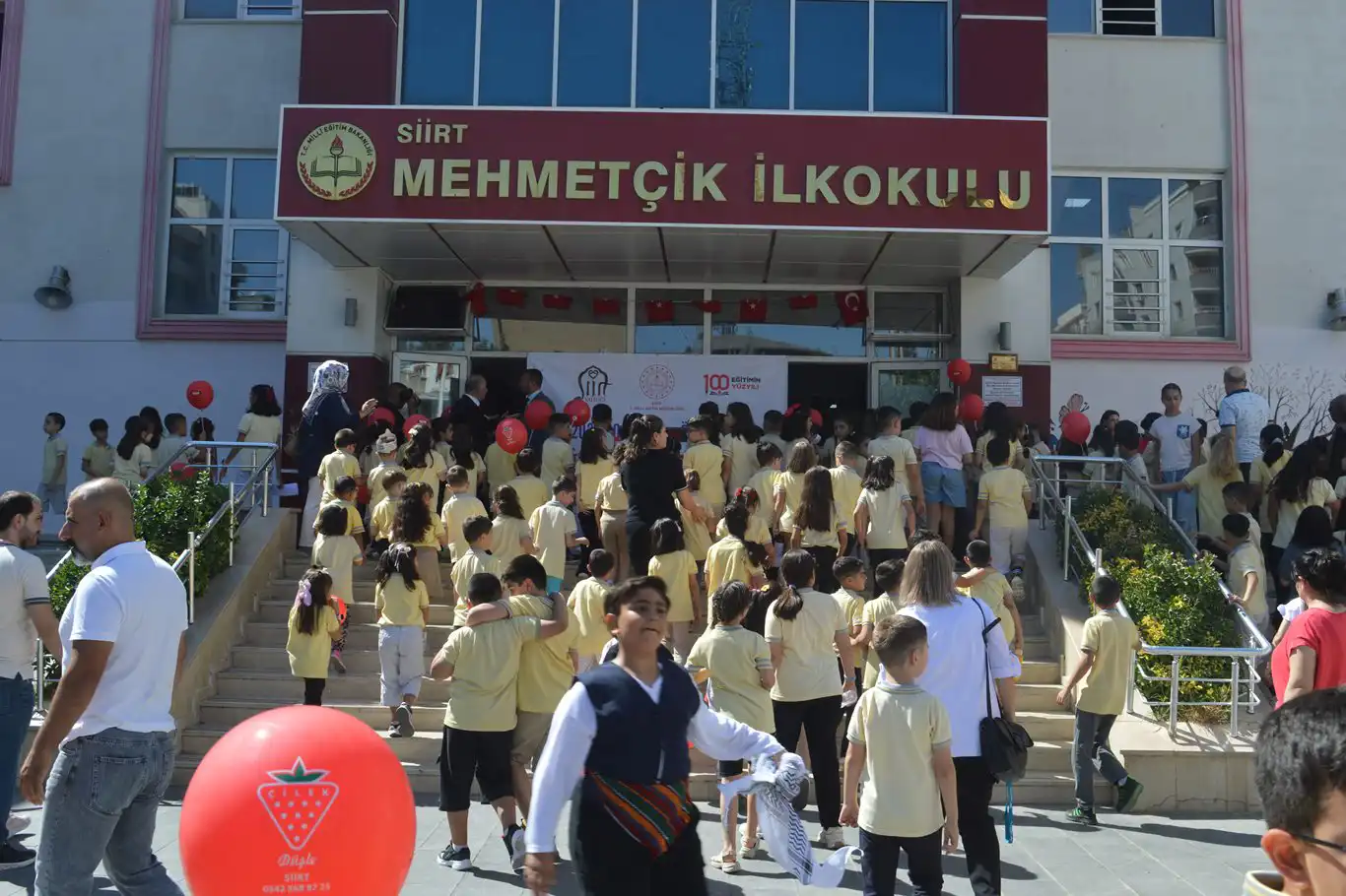 Siirt’te yeni eğitim öğretim yılının ilk gününde okul heyecanı