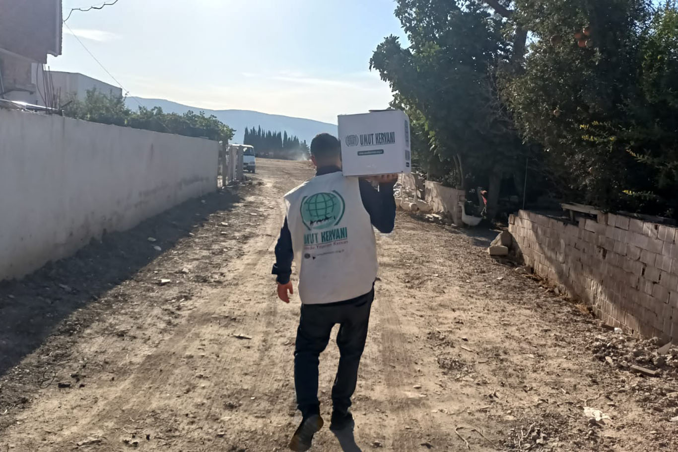 Umut Kervanı İzmir'den onlarca aileye gıda yardımı