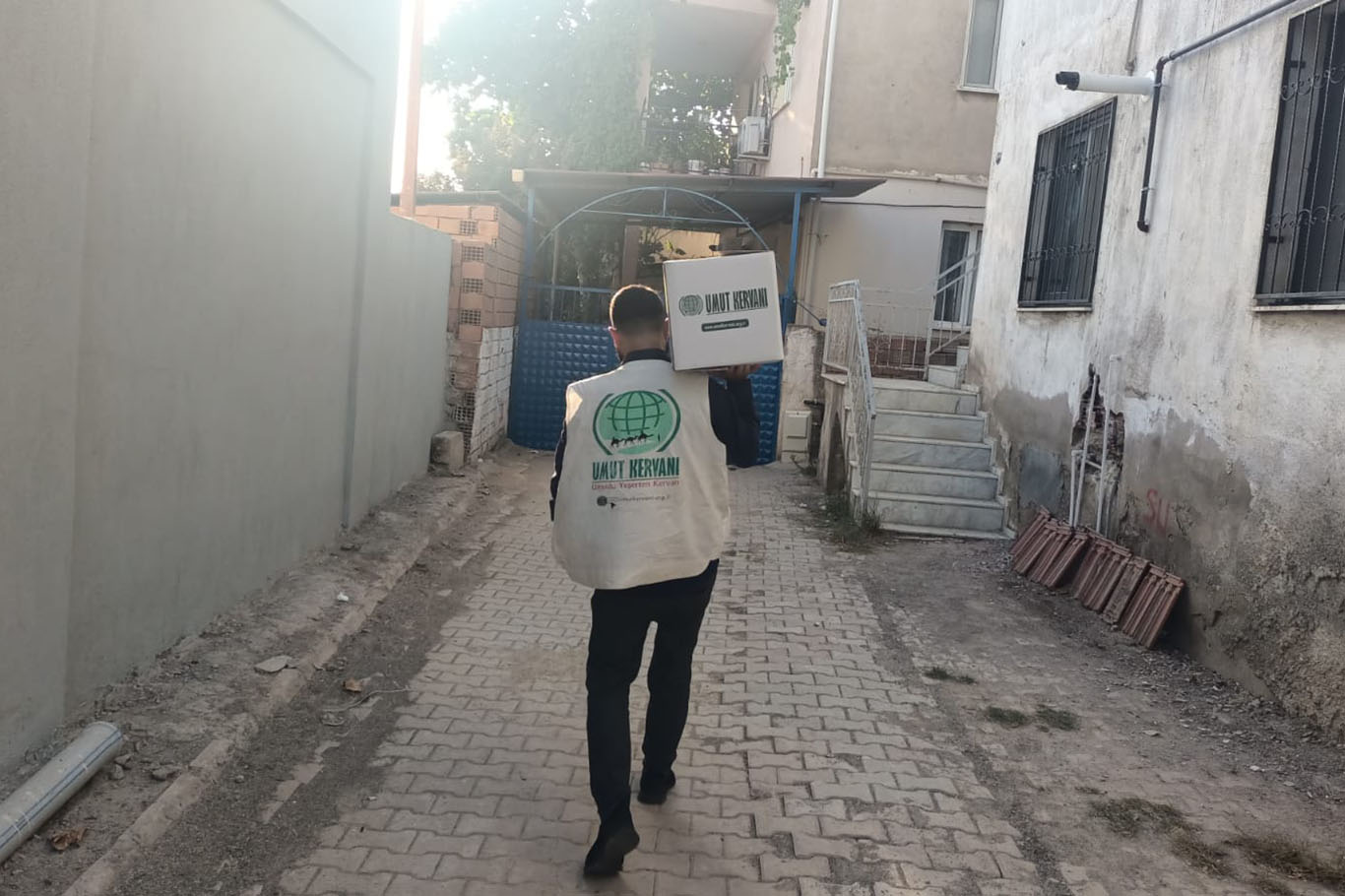 Umut Kervanı İzmir'den onlarca aileye gıda yardımı